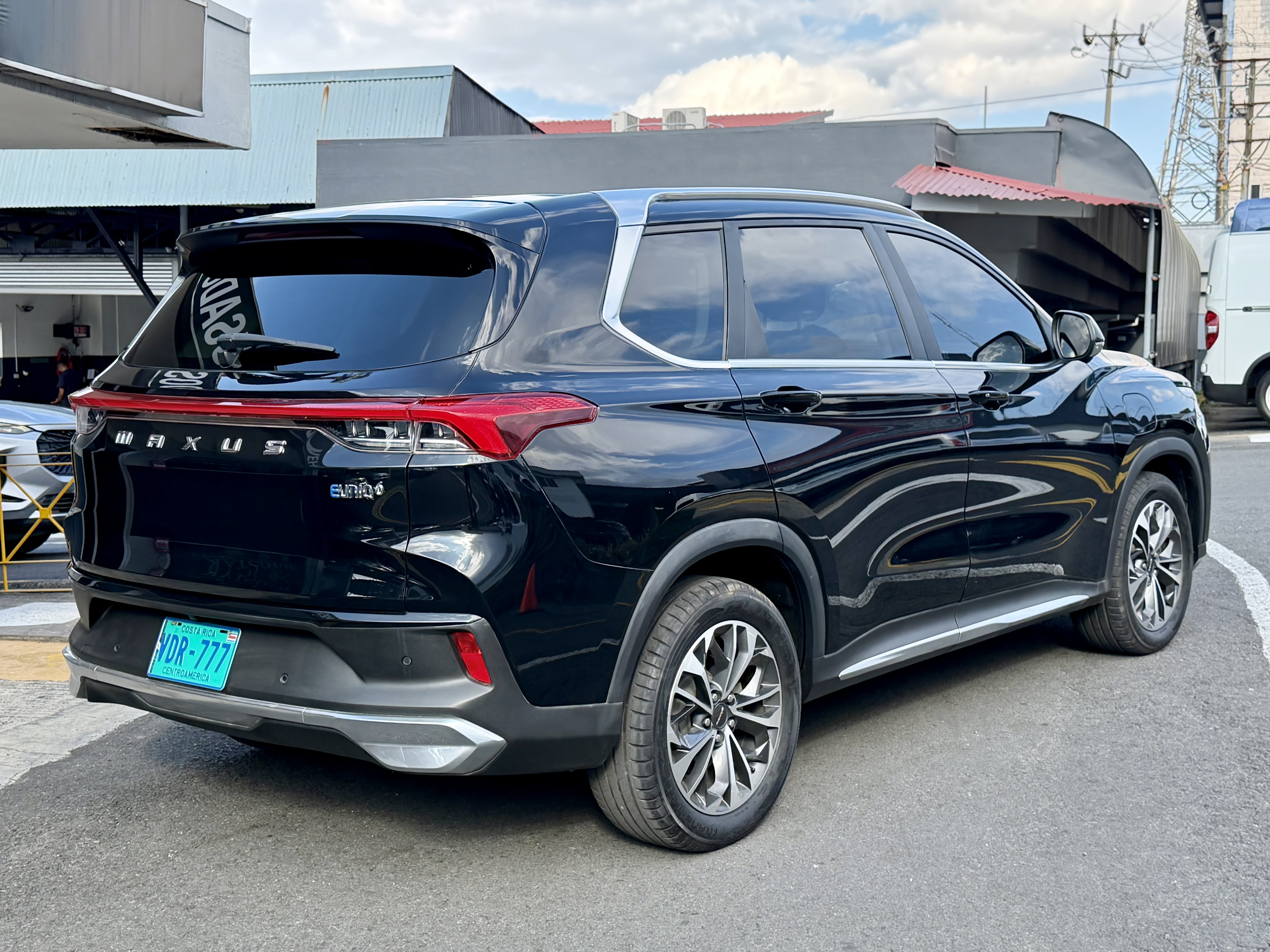 MAXUS EUNIQ